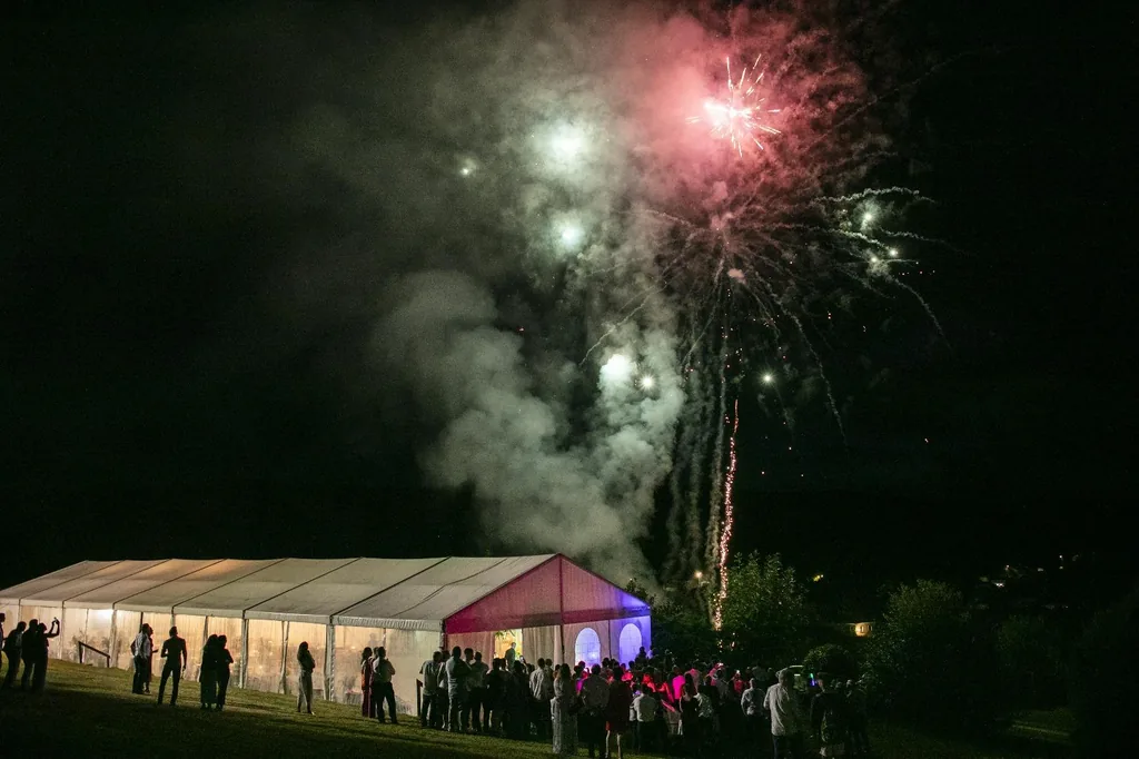 Carpa de celebración con fuegos artificiales