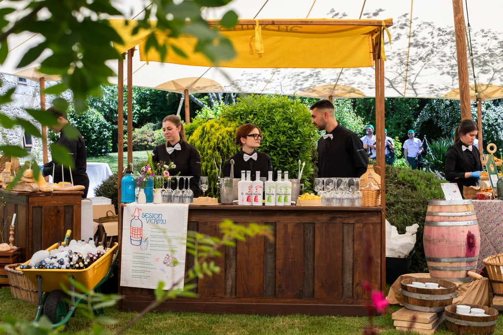 Equipo de Valenciaga atendiendo una barra de bebidas