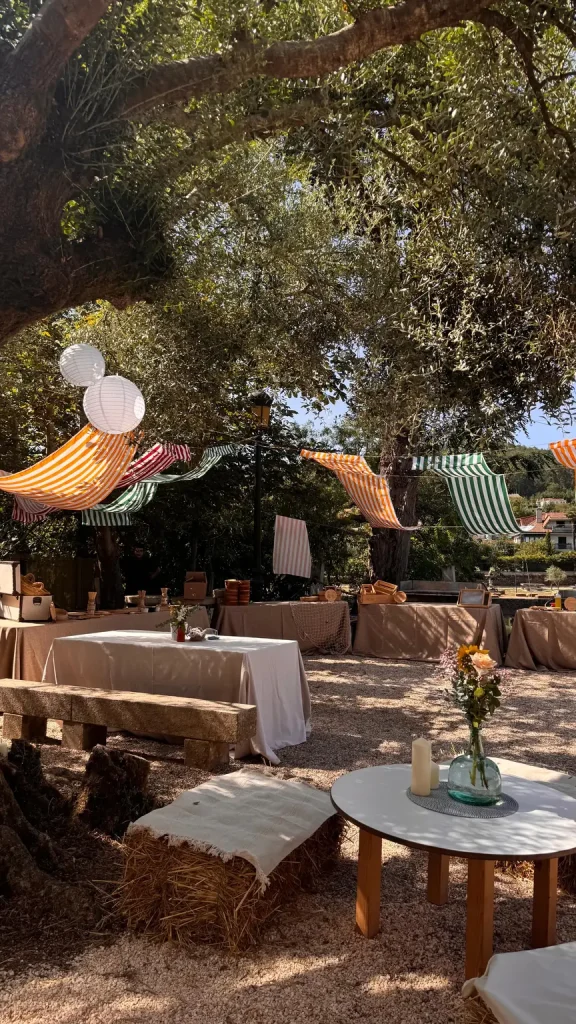 Celebración al aire libre bajo los árboles