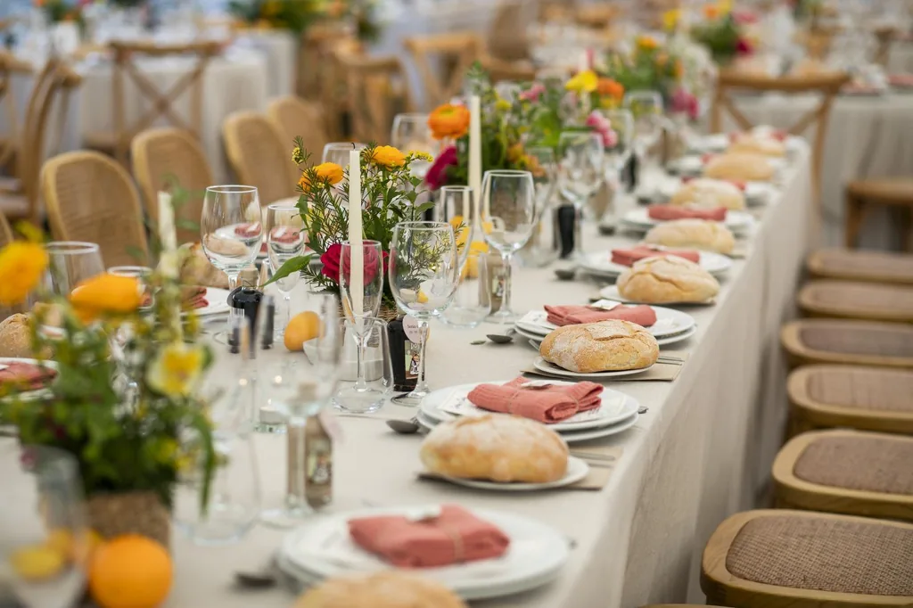 Mesa de banquete decorada con flores