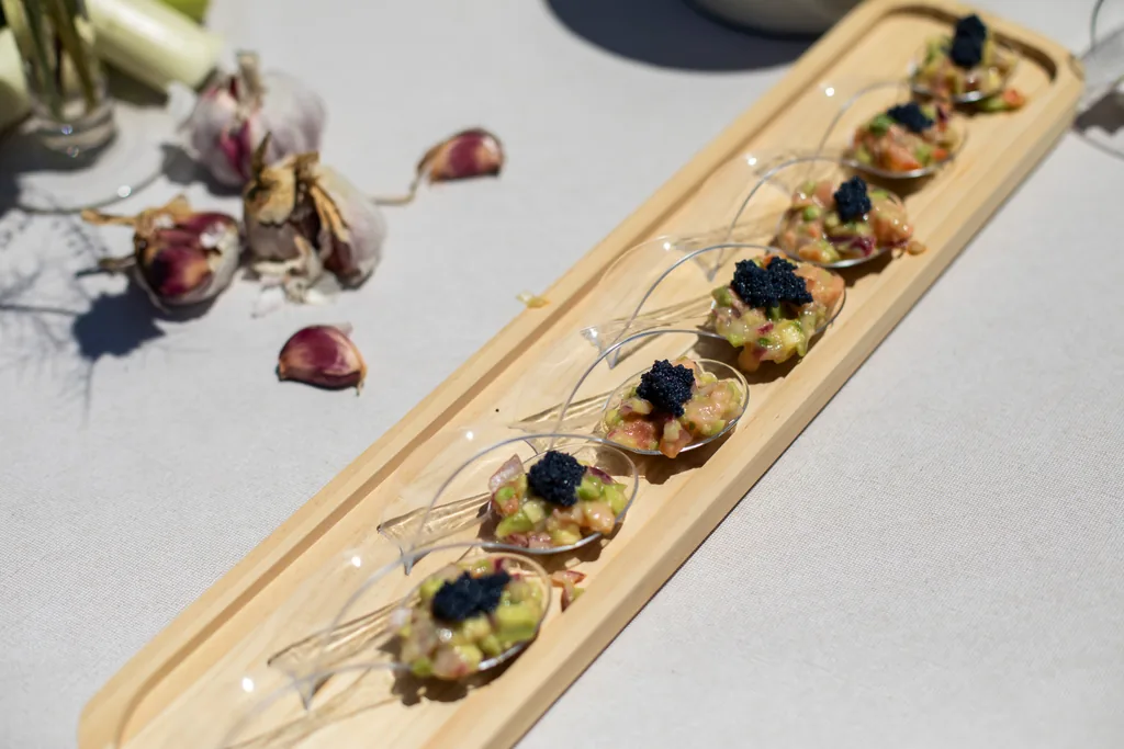 Aperitivos de catering sobre una tabla de madera